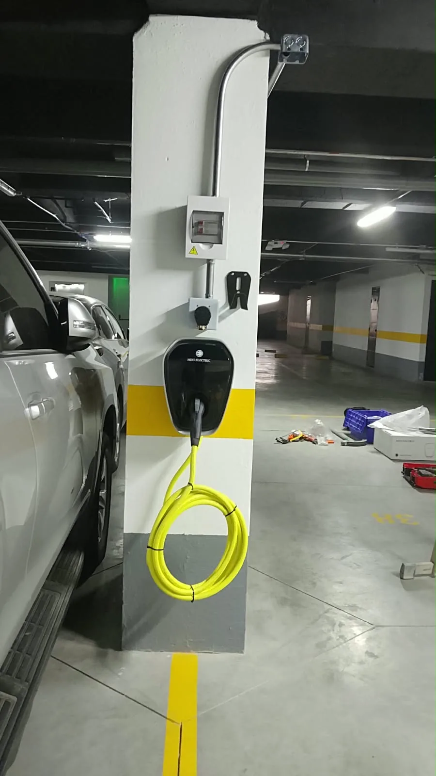 Cargador Mini Electric instalado por HOME en un parqueadero residencial
