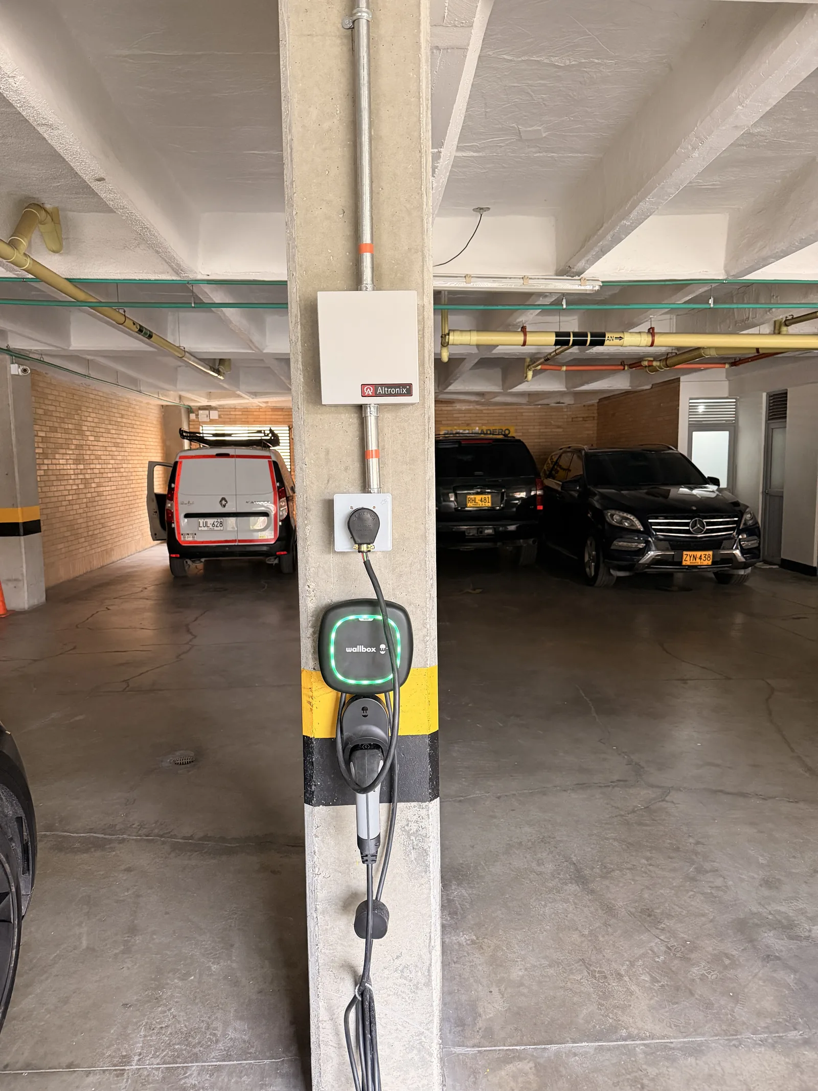 Cargador Wallbox instalado por HOME en un parqueadero residencial